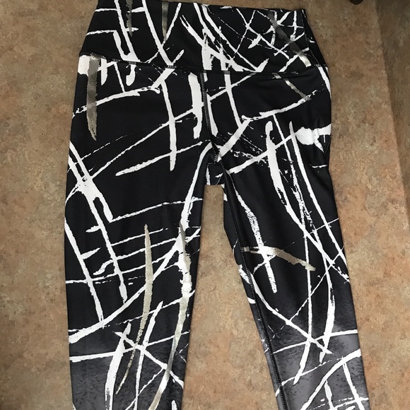 Fabletics black/white/silver high rise leggings - Picture 4 of 12